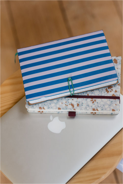 2 carnets posés sur un ordinateur